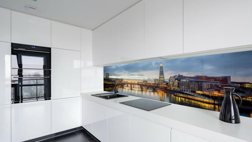 The Allure and Practicality of Glass Splashbacks for Your Kitchen